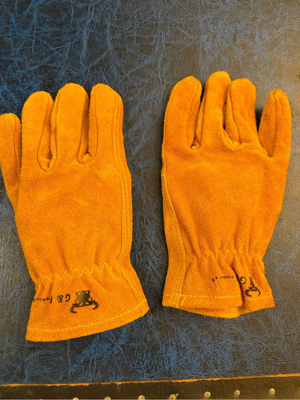 Suede gloves